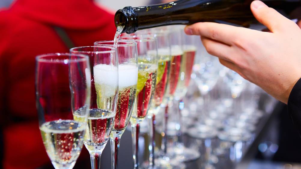 A diferença entre champagne e espumante - Como Servir