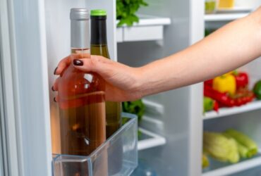 Passo a Passo: como gelar vinho na geladeira da maneira correta?