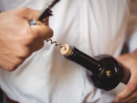 Como abrir uma garrafa de vinho sem saca-rolhas? Truques para situações inesperadas!