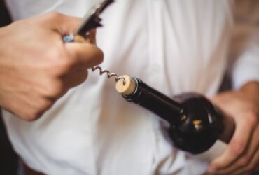 Como abrir uma garrafa de vinho sem saca-rolhas? Truques para situações inesperadas!