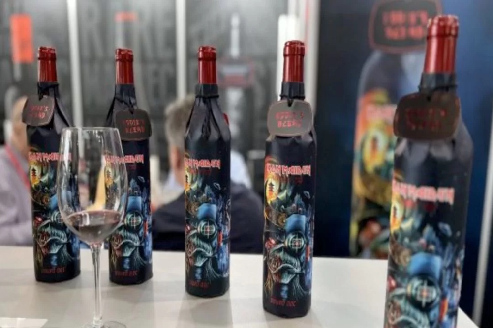  Vinho Iron Maiden - conheça o Darkest Red, rótulo inspirado na música Darkest Hour